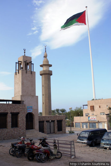 Мечеть и гигантский флаг Иордании