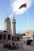 Мечеть и гигантский флаг Иордании