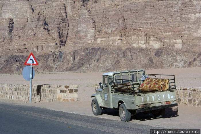 Джип с кузовом Пустыня Вади Рам, Иордания