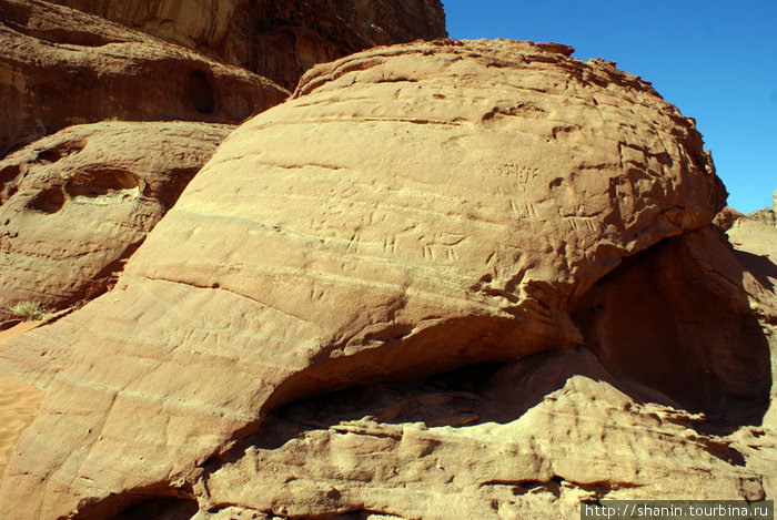 Древние наскальные надписи Пустыня Вади Рам, Иордания