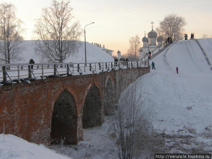 Мост, ведущий к Преображенскому собору. Белозерск, Россия