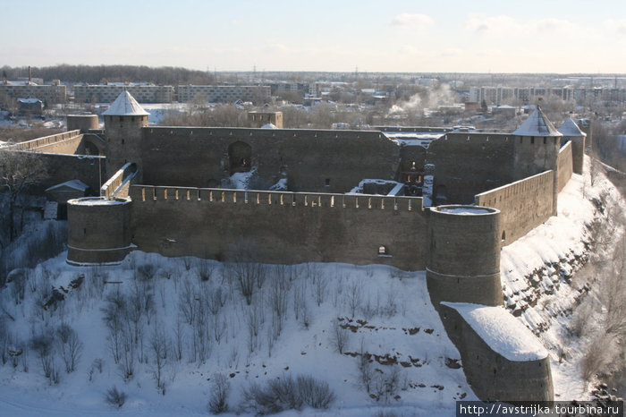 вид с Нарвского замка на Ивангородскую крепость Нарва, Эстония