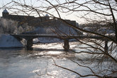 река Нарва и мост Дружбы, а за ним Ивангородская крепость