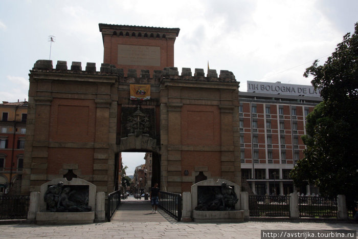 ворота, ведущие в Старый город Болонья, Италия
