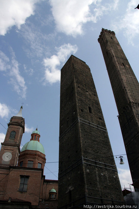 смотровые башни Асинелли и Гарисенда Болонья, Италия