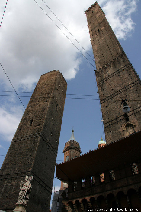 смотровые башни Асинелли и Гарисенда Болонья, Италия