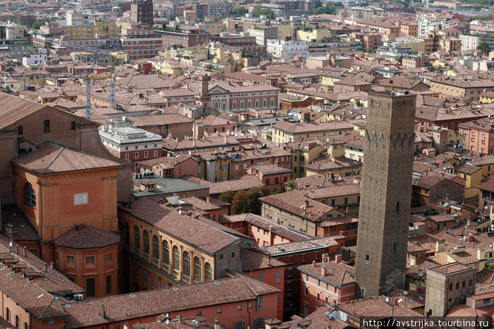 вид на город с башни Асинелли Болонья, Италия
