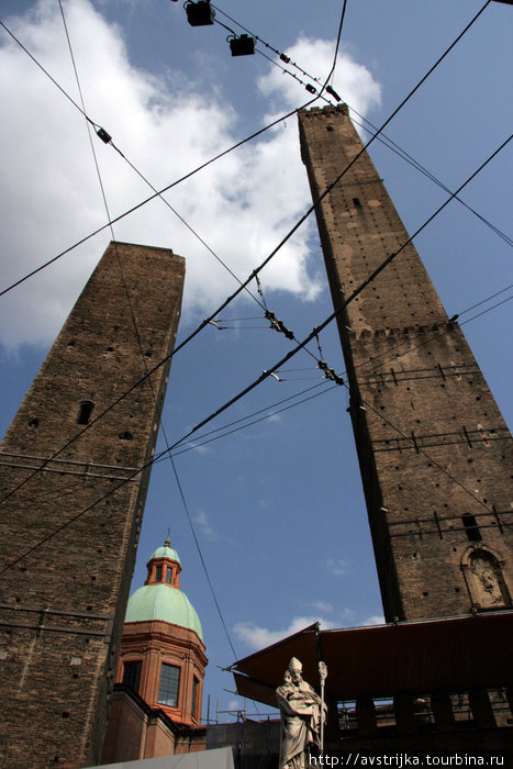 башни Азинелли и Гаризенда Болонья, Италия