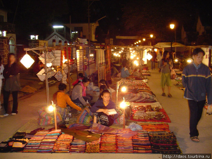 Ночной базар в Луанг-Прабанге Луанг-Прабанг, Лаос