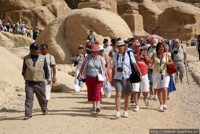 Туристы дружною толпой Петра, Иордания
