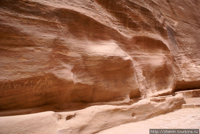 Волнистые скалы в ущелье Сиг Петра, Иордания