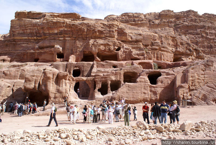 Туристы и гробницы Петра, Иордания