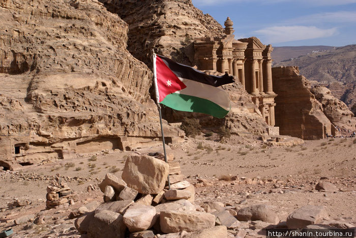 Иорданский флаг перед Монастырем Петра, Иордания