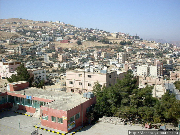 Вид на Вади-Муса из окна нашей гостиницы Петра, Иордания