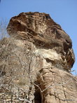 Скалы же с двух сторон начинают подниматься постепенно и в результате достигают 70-90 метров в высоту при ширине Сика всего в несколько метров.