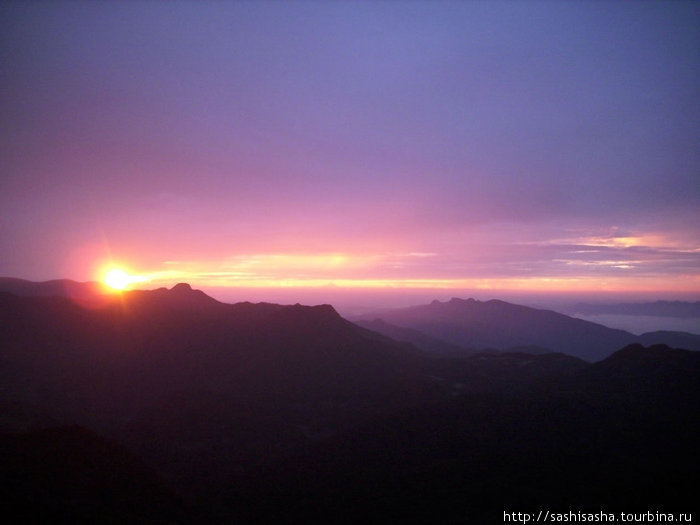 первые лучи солнца над горами Шри-Ланки Шри Пада Пик (Пик Адама 2243м)  заповедник дикой природы, Шри-Ланка