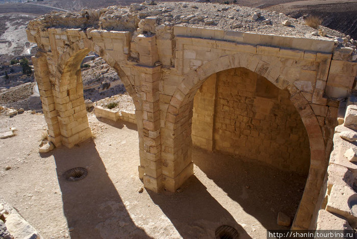 Руины дворца — резиденции владельца замка Монт Реалис Эль-Карак, Иордания