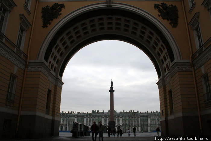 столп на Дворцовой площади Санкт-Петербург, Россия