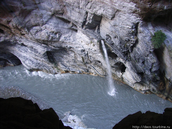 Водопад из скалы Тароко Национальный Парк, Тайвань