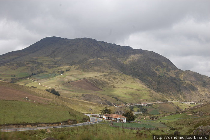 Дорога петляет вдоль холмов. Красиво. Провинция Норте-де-Сантандер, Колумбия