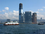 вид от пирсов Гонконга на материковую часть.