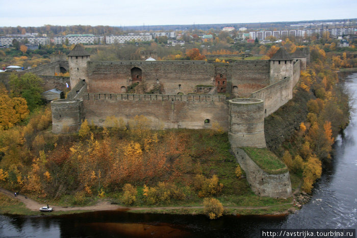 вид с галереи Нарвского замка на Ивангородскую крепость и Ивангород Нарва, Эстония
