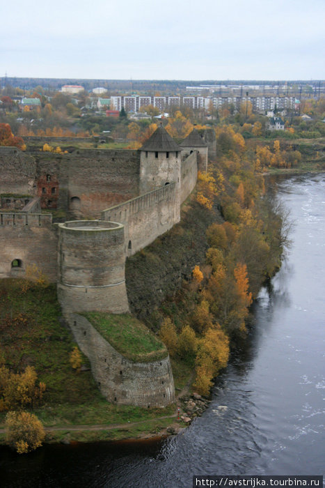 вид с галереи Нарвского замка на Ивангородскую крепость Нарва, Эстония