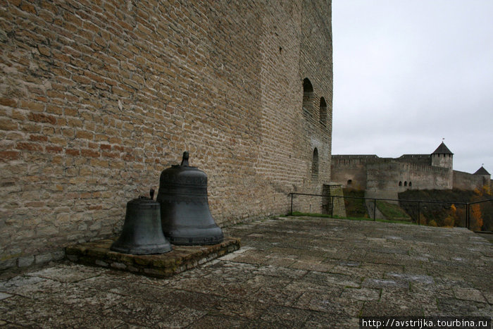 стены Нарвского замка и колокола