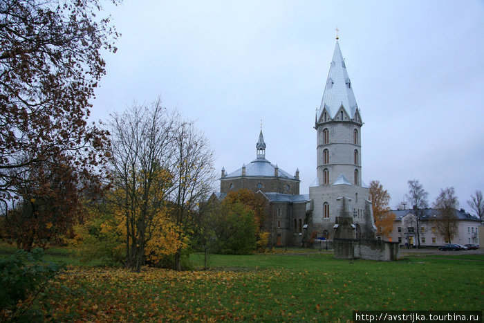 осень и Александровская церковь Нарва, Эстония