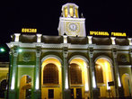 Железнодорожный вокзал Ярославль-Главный хорошо смотрится днём, красиво — ночью.