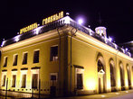 Здание вокзала Ярославль-Главный построено в стиле неоклассицизма в 1952 году по проекту архитектора В.Панченко.