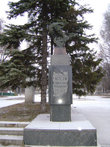 Памятник Герою Советского Союза Н. Ф. Гастелло (1907 — 1941) на привокзальной площади. 26 июня 1941 г. он направил горящий самолет на немецкие танки на шоссе Молодечно — Радошковичи (Белоруссия)