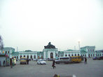 На вокзале Сызрань-1 работает комната отдыха для пассажиров – 6 номеров на 28 мест, а также зал повышенного комфорта. На привокзальной площади всегда можно поймать такси.