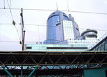 Железнодорожный вокзал в Самаре (построен в 2001 г.) является самым высоким в Европе. Его высота со шпилем составляет 100 метров.