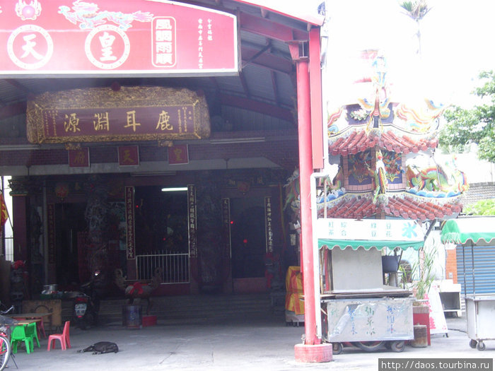 Ещё гараж с даосским храмом Тайдун, Тайвань