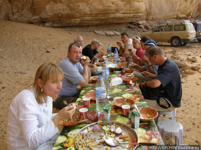 Завтрак, обед и ужин в пустыне Сахара