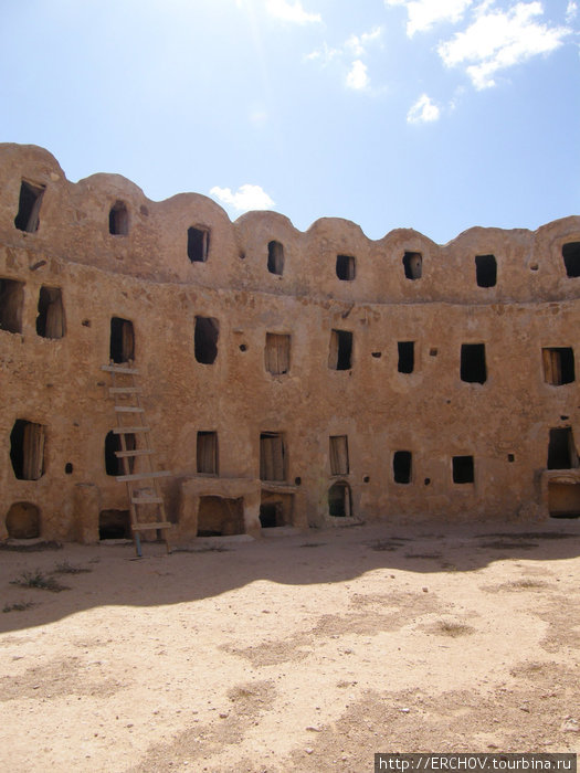 Каср-эль-Хадж и городок Налут