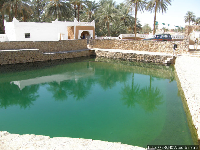 Главный резервуар воды прилегает к городу. Ливия