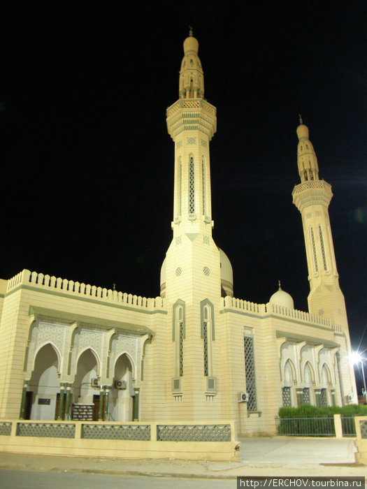 Новая мечеть на центральной улице Гадамеса. Ливия