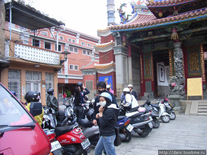Мотоциклы во дворе храма Тайнань, Тайвань