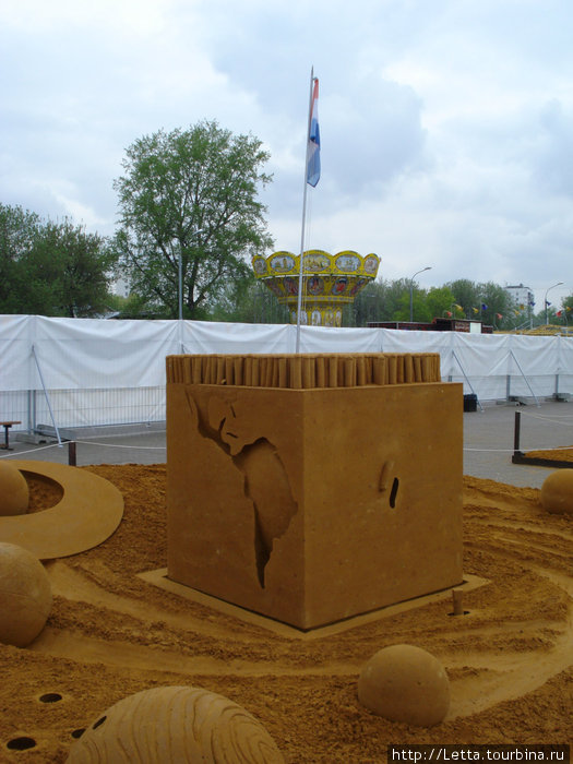 Фигуры из песка в парке под дождем Москва, Россия