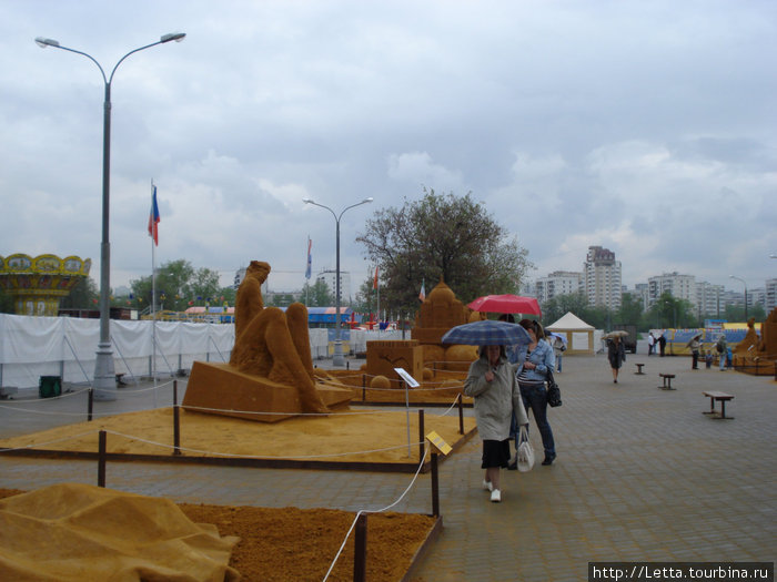 Фигуры из песка в парке под дождем Москва, Россия