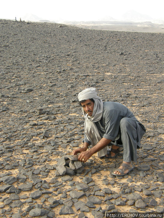 После прохождения хамады водители обычно выстраивают небольшую горку из камней.