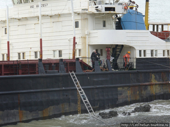 Спасатели оценивают обстановку и готовятся спасать оборудование Сочи, Россия