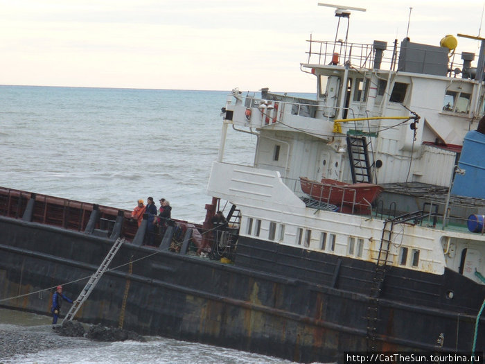 Спасатели подняли на борт помпы для откачки воды из трюма Сочи, Россия