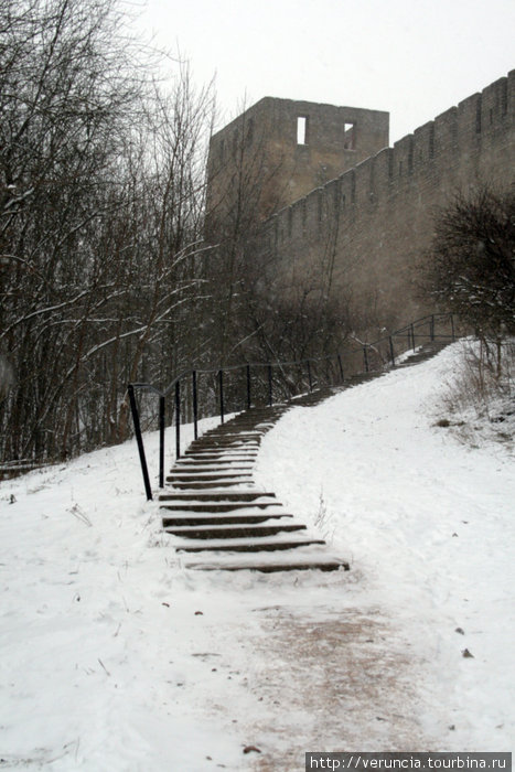 Место для ее строительства в 1492 году было выбрано не случайно, напротив Нарвского замка.
Вход для туристов в крепость начинается рядом с Длинношеей башней. Ивангород, Россия