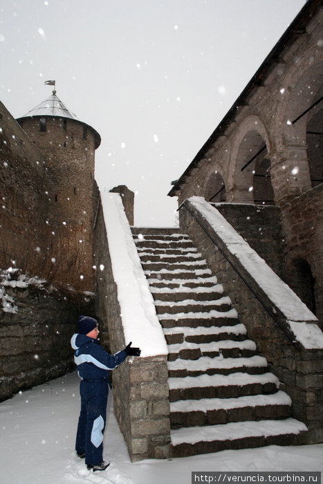 К террасе и входу в верхнюю церковь, где в наши дни иногда проводятся службы, ведет каменная лестница. Ивангород, Россия
