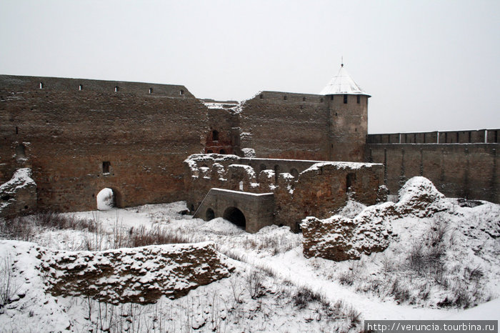 Внутри крепости сохранились остатки укреплений 1492 года. Ивангород, Россия