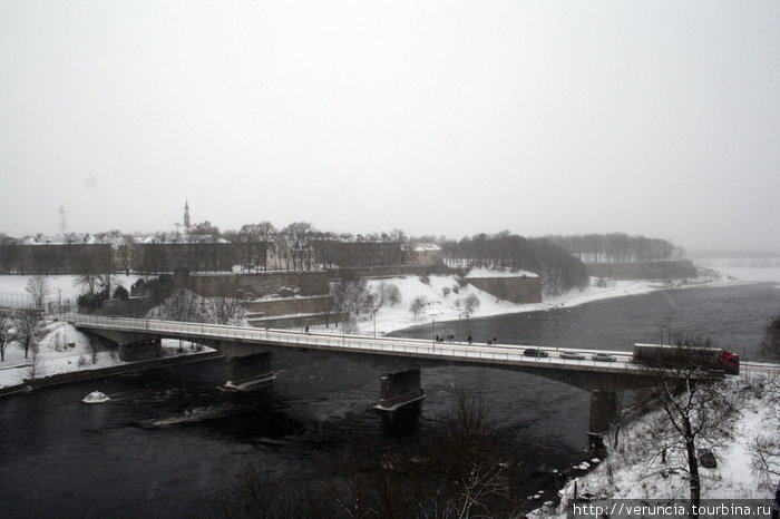 Мост дружбы, соединяющий 2 города. Ивангород, Россия