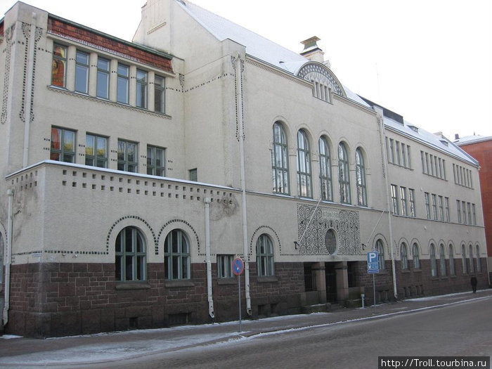 Несколько похоже на бастион с окнами. А на самом деле городская гимназия Котка, Финляндия